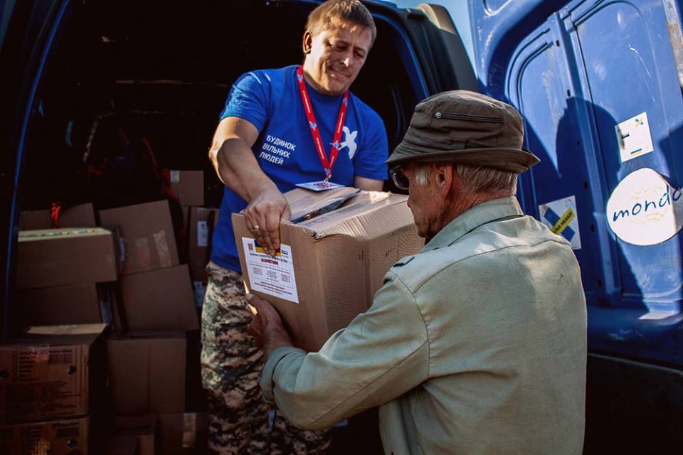 Активiст Восток-SOS Євгеній Васильєв роздає гуманітарну допомогу