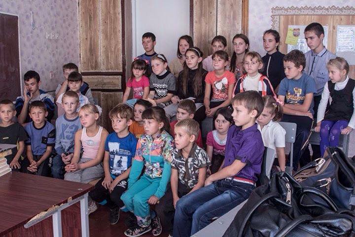 Діти з села Плотина дивляться фільми, надані Сучасним українським кіно